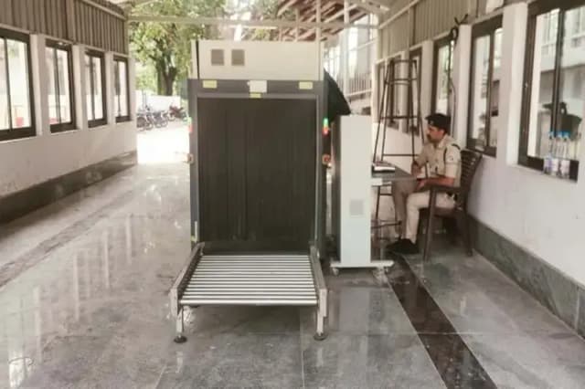 Chandauli News: डीडीयू जंक्शन के दक्षिणी प्रवेश द्वार पर लगाया गया स्कैनर, सुरक्षा व्यवस्था हुई पुख्ता.