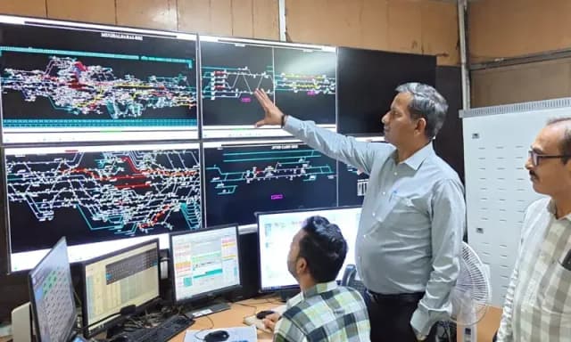 Chandauli News: ग्राउंड जीरो पर उतरे पीडीडीयू रेल मंडल के डीआरएम, वार रूम से की जा रही है सभी स्टेशनों के चप्पे-चप्पे की निगरानी.