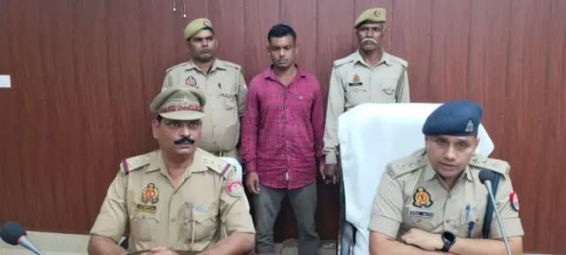 Chandauli News: वीआईपी नंबर कि कार में सेब के नीचे छुपाकर गांजा कि तस्करी, 13 लाख कीमत का 52 किलो गांजा बरामद, एक तस्कर गिरफ्तार.
