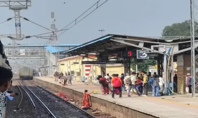 Mirzapur News: चुनार स्टेशन पर हुआ दर्दनाक हादसा, रेलवे ट्रैक पार कर गंगाघाट जा रहे श्रद्धालु कालका मेल की चपेट में आए, 06 लोगों की मौत.