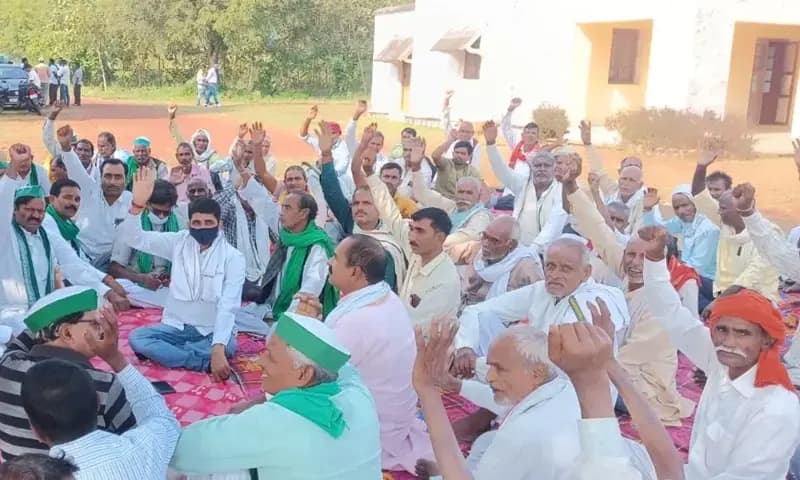 Mirzapur News: अहरौरा बांध के मेन सलस से पानी का रिसाव, धरने पर बैठे आक्रोशित किसान. 
