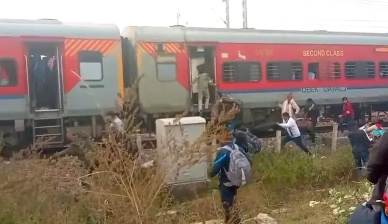 Chandauli News: मगध एक्सप्रेस में फायर इंस्टीग्यूसर फटने से मचा हड़कंप, धुएं से यात्रियों में भगदड़.