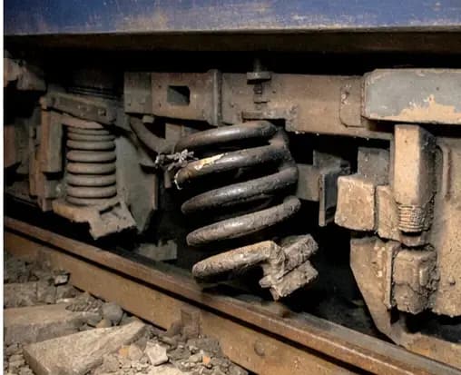 Chandauli News: एक्सप्रेस ट्रेन के स्लीपर कोच का स्प्रिंग टूटने से मचा हड़कंप.
