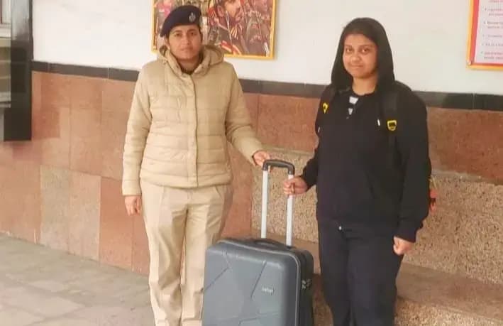 Chandauli News: आरपीएफ की सराहनीय पहल, महिला यात्री का खोया ट्रॉली बैग सुरक्षित लौटाया.
