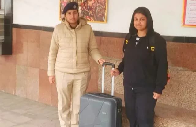 Chandauli News: आरपीएफ की सराहनीय पहल, महिला यात्री का खोया ट्रॉली बैग सुरक्षित लौटाया.
