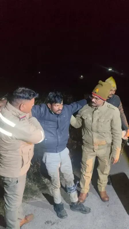 Sonbhadra News: गौ तस्करों से पुलिस की मुठभेड़, दो तस्करों और एक पुलिसकर्मी घायल, 9 गोवंश बरामद.