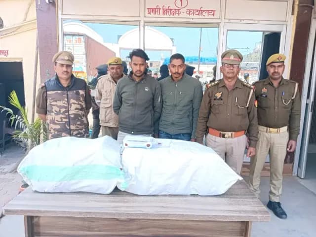 Chandauli News: झारखंड से वाराणसी ले जाया जा रहा 30.5 किलो गांजा बरामद, दो तस्कर गिरफ्तार.
