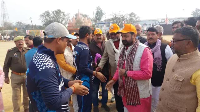 Sonbhadra News: राज्य मंत्री दयाशंकर मिश्र दयालू पहुंचे सोनभद्र, विधायक खेल महाकुंभ में शामिल होकर खिलाड़ियों का बढ़ाया हौसला.
