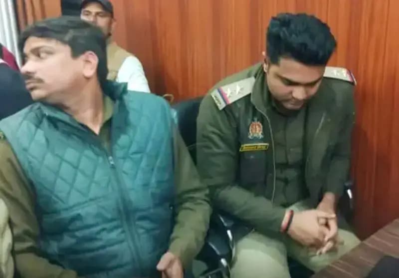 Varanasi News: रिश्वत लेते रंगे हाथ पकड़ा गया चौकी इंचार्ज, एंटी करप्शन टीम की बड़ी कार्रवाई.