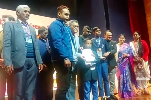 Chandauli News: अंतरराष्ट्रीय हिंदी ओलंपियाड 2025 में जेएस पब्लिक स्कूल का शानदार प्रदर्शन, 40 छात्रों ने जीते पदक.
