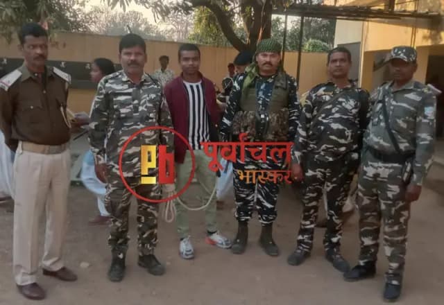 Sonbhadra News: यूपी बोर्ड की चल रही परीक्षा में अनोखा मामला आया सामने, पुलिस अभिरक्षा में परीक्षा दे रहा छात्र.