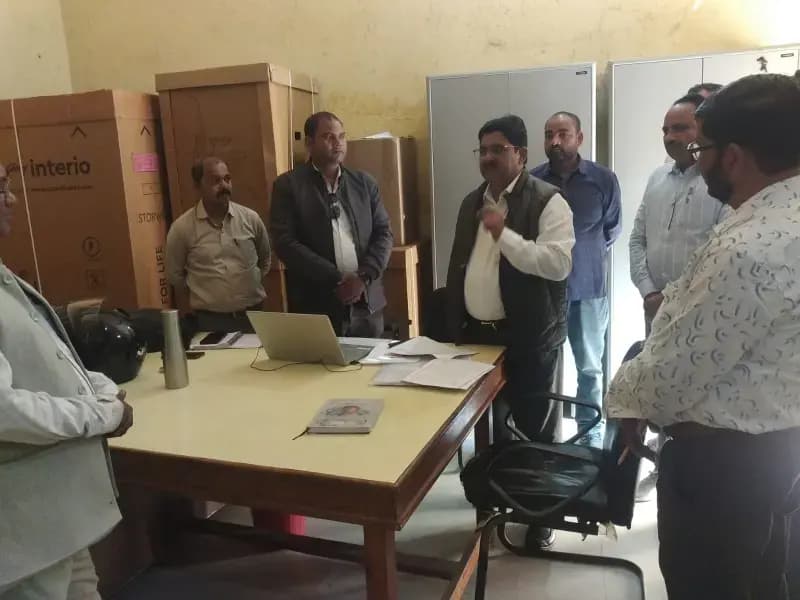 Chandauli News: पीडी ने किया शहाबगंज ब्लॉक का औचक निरीक्षण, अभिलेखों में कमी पर लगाई फटकार.
