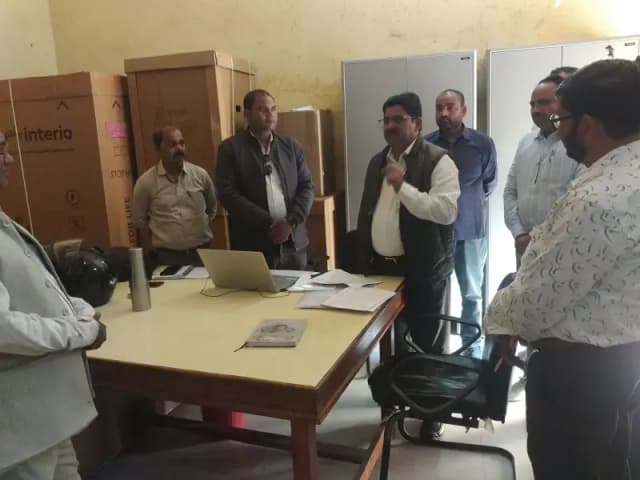 Chandauli News: पीडी ने किया शहाबगंज ब्लॉक का औचक निरीक्षण, अभिलेखों में कमी पर लगाई फटकार.
