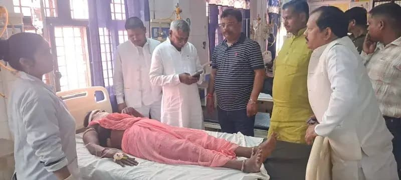 Chandauli News: संयुक्त जिला अस्पताल में वेंटिलेटर सुविधा पर उठे सवाल, करना पड़ा गंभीर घायलों को वाराणसी रेफर.
