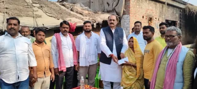 Chandauli News: अखिलेश यादव ने सकलडीहा के युवक को दिया 51 हजार का सम्मान.
