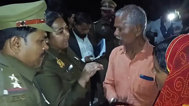 Chandauli News:खेलने के दौरान हुये हमले में बालक की मौत के बाद बवाल, ग्रामीणों ने रोका रास्ता.