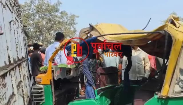 Chandauli News: अनियंत्रित सीएनजी ऑटो सड़क पर पलटी, पिकअप से टकराई एक की मौत कई घायल.
