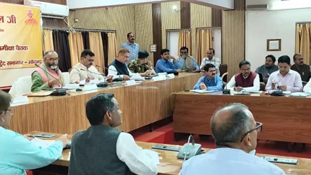 Sonbhadra News: शासन की मंशा के अनुरूप समयबद्ध हों कार्य, 2047 तक विकसित भारत के लिए नवाचार अपनाएं – प्रभारी मंत्री.
