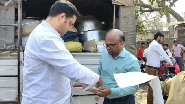 Chandauli News: होली से पहले बड़ी कार्रवाई,खोया मंडी में छापा, सैकड़ों किलो मिलावटी खोया जब्त.
