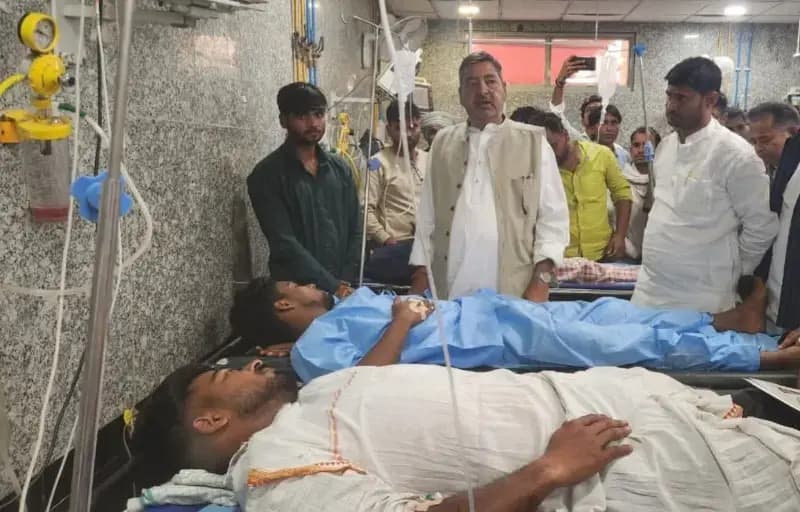 Chandauli News: ट्रॉमा सेंटर पहुंचे सपा सांसद-विधायक, गोलिकांड में घायल युवकों का जाना हाल, सरकार को घेरा. 
