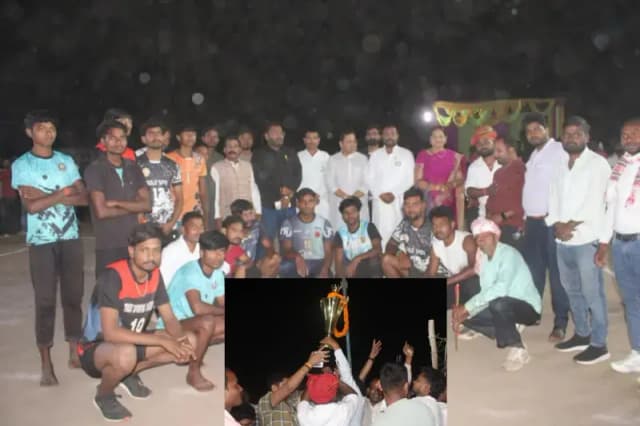 Sonbhadra News: बीजपुर में वॉलीबॉल महाकुंभ का भव्य समापन, सिद्धिकलां को हराकर बीजपुर बना चैंपियन.