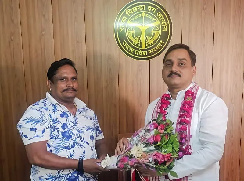 Chandauli News: जुए के बड़े रैकेट के खुलासे के बाद भाजपा नेताओं के साथ मुख्य आरोपी के वायरल फोटो से सियासत गर्म. 
