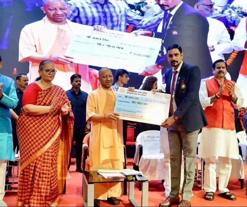 Chandauli News: सीएम योगी ने अंतरराष्ट्रीय खिलाड़ी अभय सिंह को किया सम्मानित, 5 लाख का चेक सौंपा.
