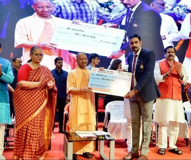 Chandauli News: सीएम योगी ने अंतरराष्ट्रीय खिलाड़ी अभय सिंह को किया सम्मानित, 5 लाख का चेक सौंपा.
