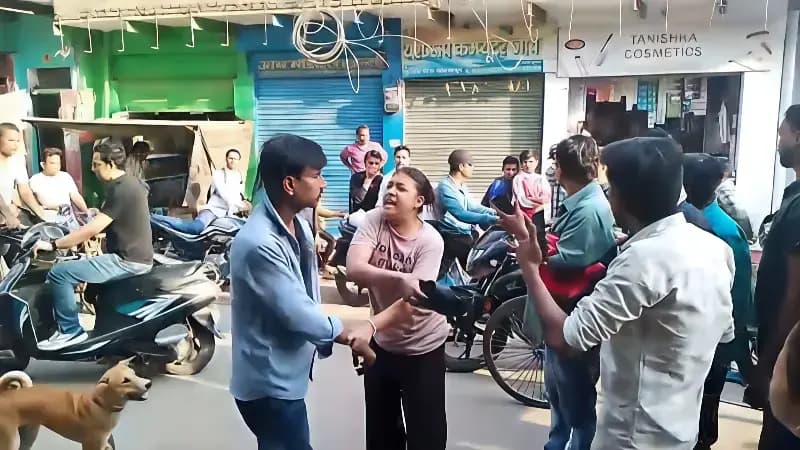 Mirzapur News: बीच चौराहे पर युवक की चप्पलों से पिटाई, युवती का हाई वोल्टेज ड्रामा कैमरे में कैद.

