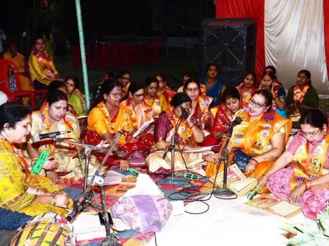 Sonbhadra News: महिला मंडली के नेतृत्व में भक्ति भाव से मनाया गया श्री हनुमान जन्मोत्सव, सुन्दरकाण्ड व भंडारे का आयोजन.