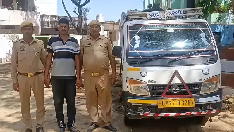 Chandauli News: डीसीएम से बिहार ले जाए जा रहे गोवंश बरामद, एक तस्कर गिरफ्तार.
