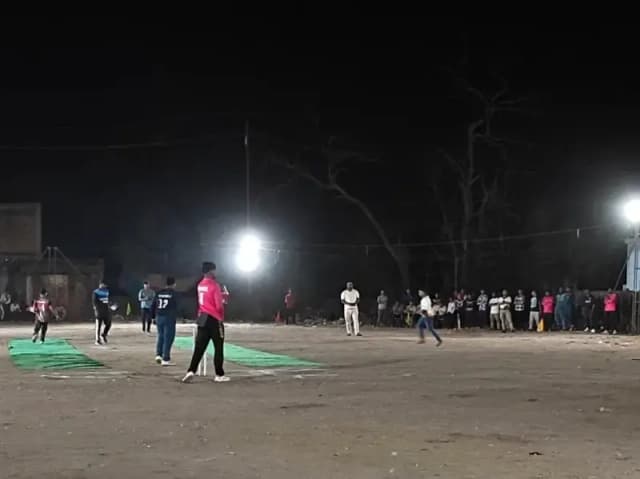 Sonbhadra News: बीजपुर प्रीमियर लीग रात्रिकालीन टूर्नामेंट में रोमांचक मुकाबले, सिरसोती, चेतवा और रिहंद बॉयज की शानदार जीत.