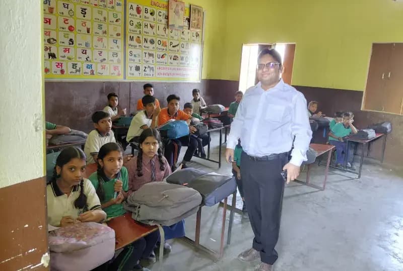 Chandauli News: बीएसए ने पकड़ी बिना मान्यता विद्यालय में चल रहीं कक्षाएं, दो स्कूलों को नोटिस जारी.
