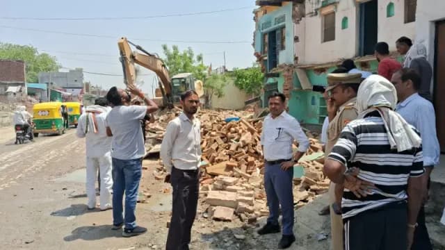 Chandauli News:हाइवे निर्माण के लिए चला बुल्डोजर, मुआवजे को लेकर विरोध के बीच कई मकान ध्वस्त.