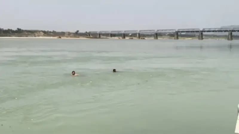 Sonbhadra News: छठ घाट पर नहाने के दौरान युवक की डूबकर मौत, चप्पल बचाने के प्रयास में हुआ हादसा.