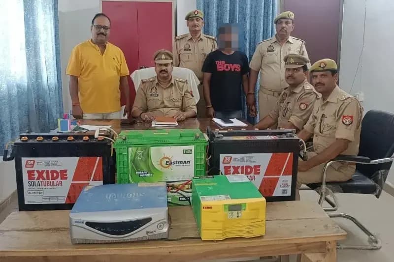 Chandauli News: पोल्ट्री फार्म में हुई चोरी का खुलासा, एक गिरफ्तार, नाबालिग भी पकड़ा गया.
