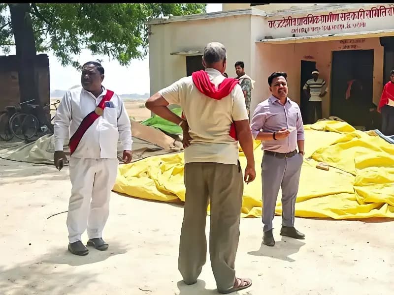 Chandauli News: एसडीएम ने गेहूं क्रय केंद्रों का किया निरीक्षण, बिचौलियों पर सख्ती के निर्देश.

