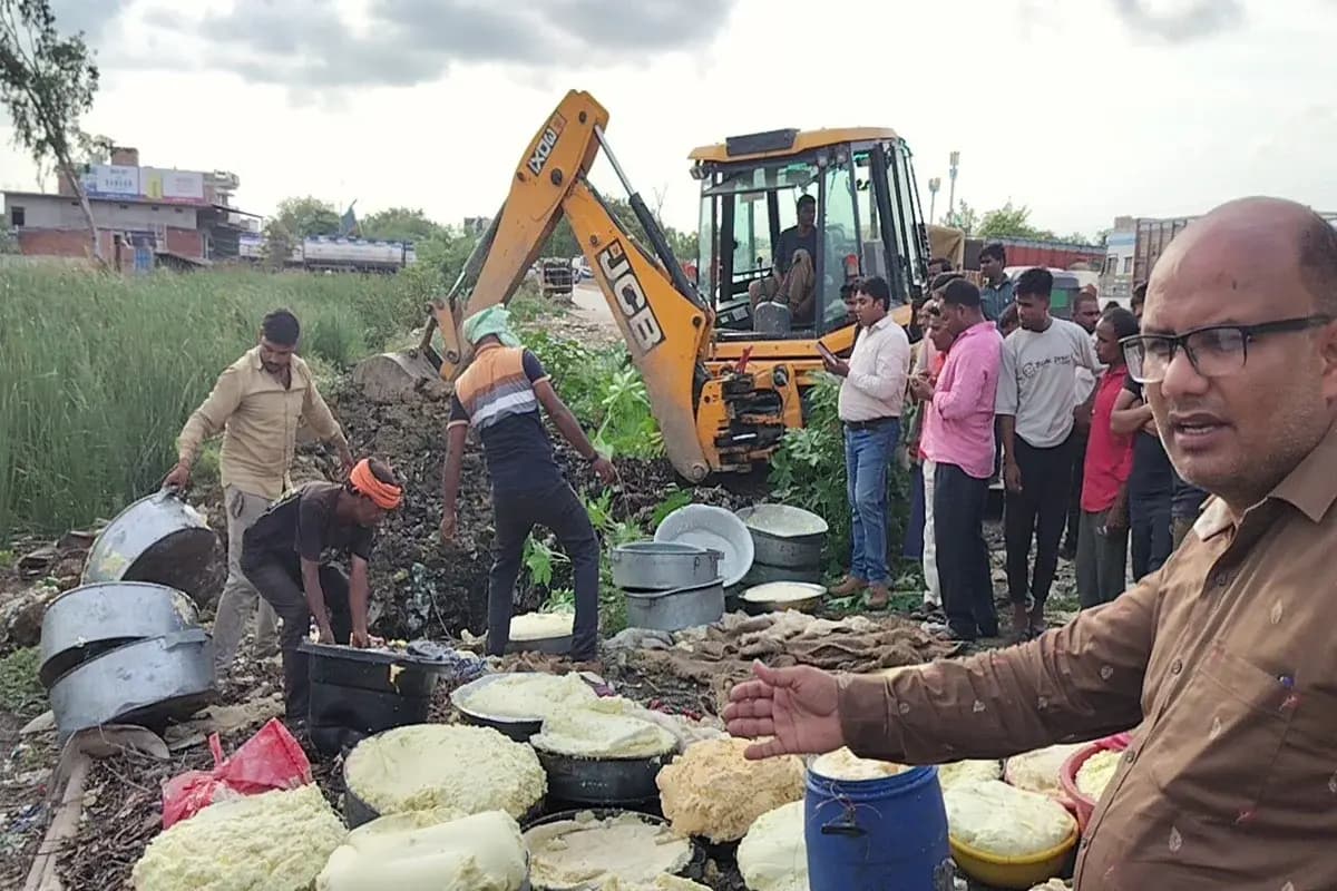 Chandauli News: पकड़ा गया 15 क्विंटल मिलावटी खोया, जेसीबी के जरिए मिलावटी खोवा किया गया नष्ट.