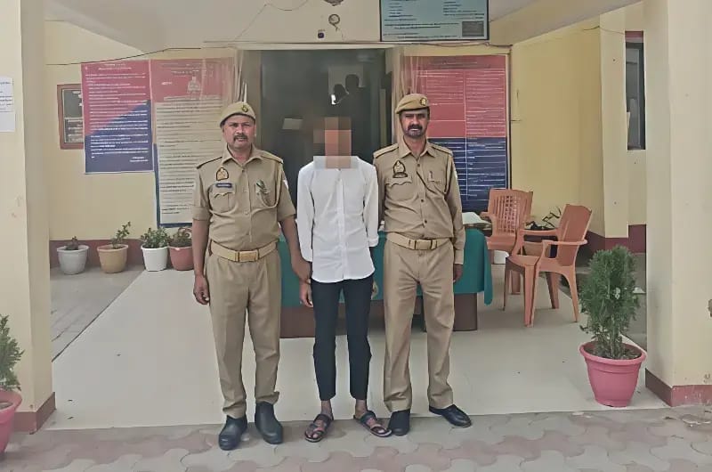 Chandauli News: पॉक्सो में वांछित आरोपी गिरफ्तार, अपहृत नाबालिग सकुशल बरामद.
