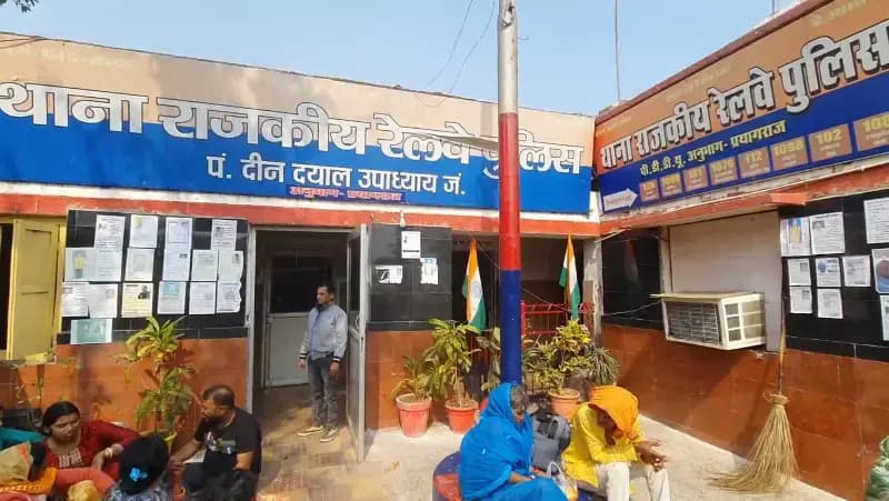 Chandauli News: पितरों का तर्पण करने गया जा रहे यात्री की ट्रेन से गिरकर हुई मौत.