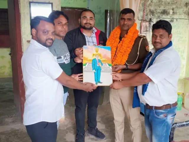 Sonbhadra News: थाना अध्यक्ष जितेंद्र कुमार की तैनाती पर जुगैल में खुशी का माहौल, लोगों ने किया भव्य अभिनंदन.