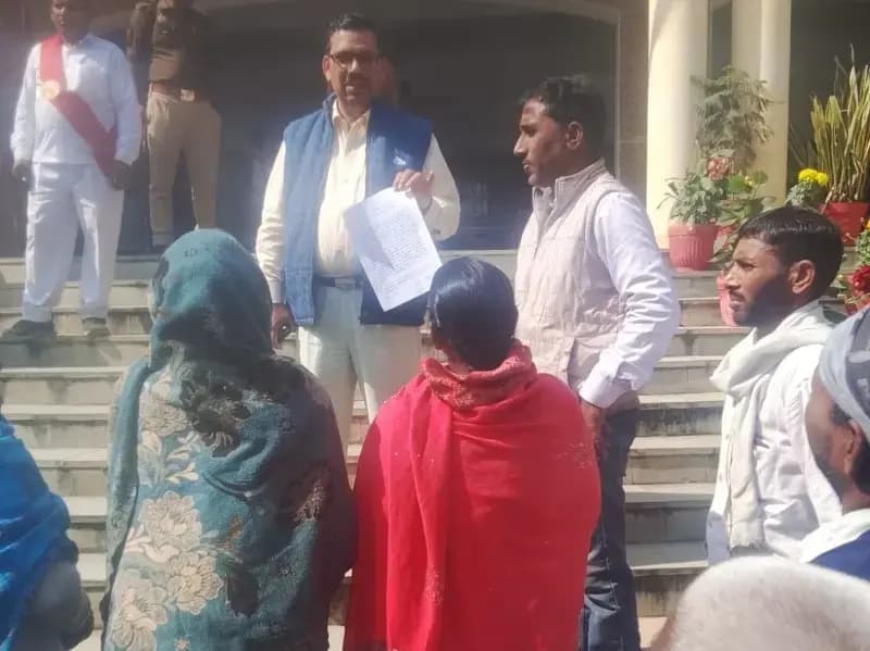 Sonbhadra News: प्रशासन की नोटिस से भयभीत लोग पहुंचे डीएम कार्यालय.