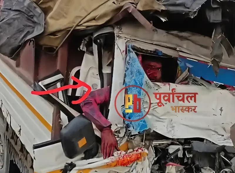 Chandauli News: रिंग रोड पर टैंकर पिकअप की भिड़ंत, केबिन में फंसा चालक, चलाया गया रेस्क्यू अभियान.