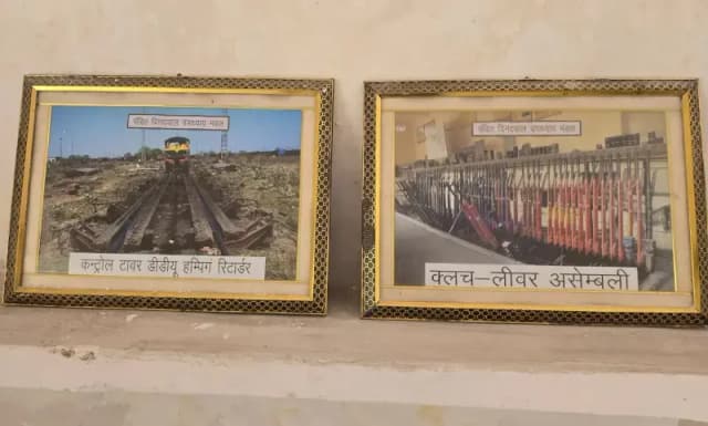 Chandauli News: वर्ल्ड हेरिटेज डे पर छात्रों ने देखी रेलवे की ऐतिहासिक विरासत.