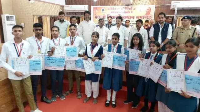 Sonbhadra News: मेधावी छात्रों का सम्मान कर बोले मंत्री रविंद्र जायसवाल, नकल विहीन परीक्षाओं से निखर रही प्रतिभाएं.