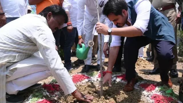 Sonbhadra News: वृहद पौधरोपण के साथ ‘एक पेड़ मां के नाम’ अभियान की शुरुआत, जिले में 1.61 करोड़ पौधे लगाने का लक्ष्य.