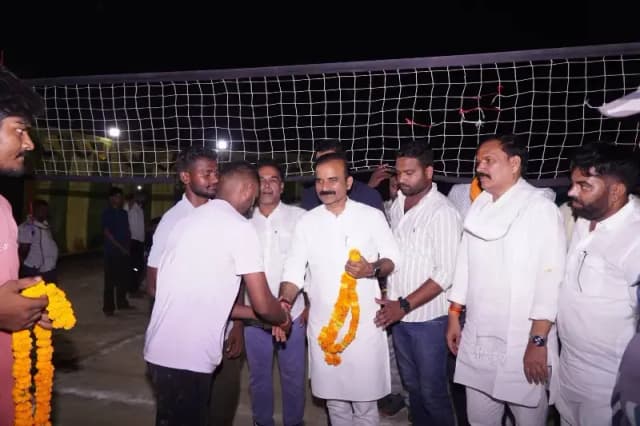 Chandauli News: वॉलीबॉल प्रतियोगिता में सोनहुला की टीम बनी विजेता, विधायक सुशील सिंह ने खिलाड़ियों का बढ़ाया उत्साह.