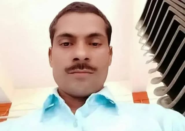 Chandauli News: 41 की उम्र में तीरथनाथ यादव ने हासिल की TGT हिंदी में सफलता, क्षेत्र का बढ़ाया मान.