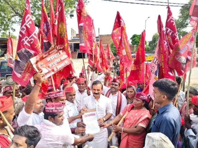 Chandauli News: 17 जातियों को एससी में शामिल करने की मांग पर निषाद पार्टी का प्रदर्शन, सैयदराजा में सड़क जाम.