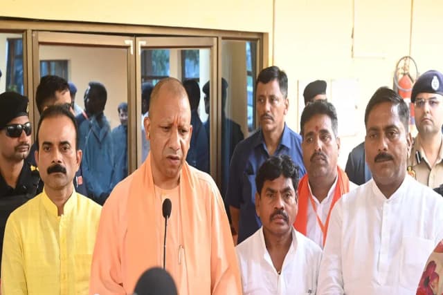 Chandauli News: दो एक्सप्रेसवे के साथ सीएम योगी ने जनपद को दी औद्योगिक हब की सौगात.